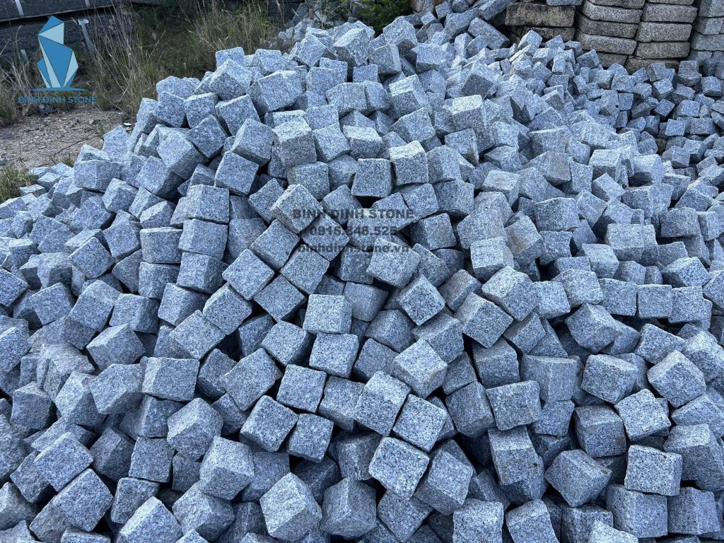 Đá granite tự nhiên được gia công tạo thành cubic.
