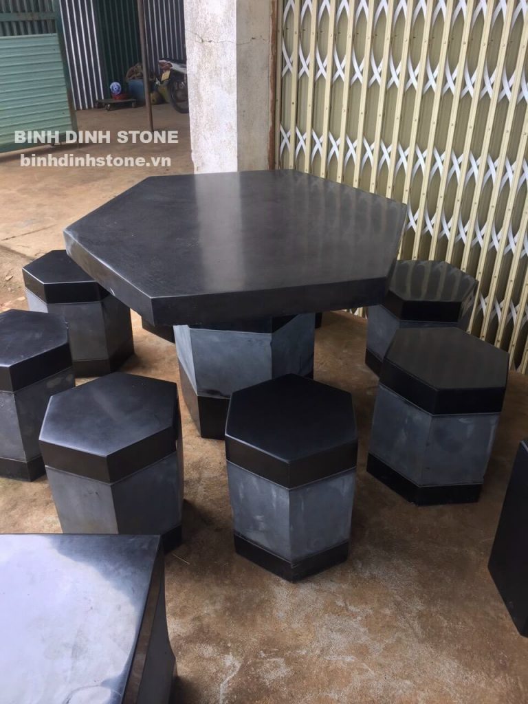 Đá bazan đen còn được sử dụng nhiều để làm bàn ghế sân vườn