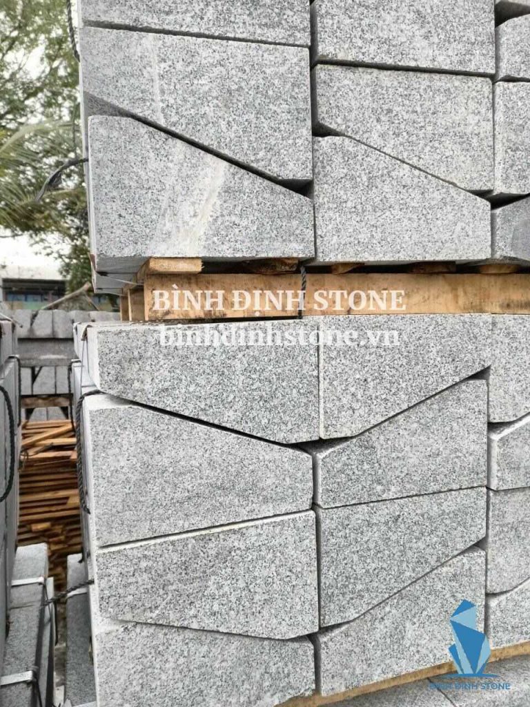 Cận cảnh đá bó vỉa granite trắng Suối Lau Bình Định