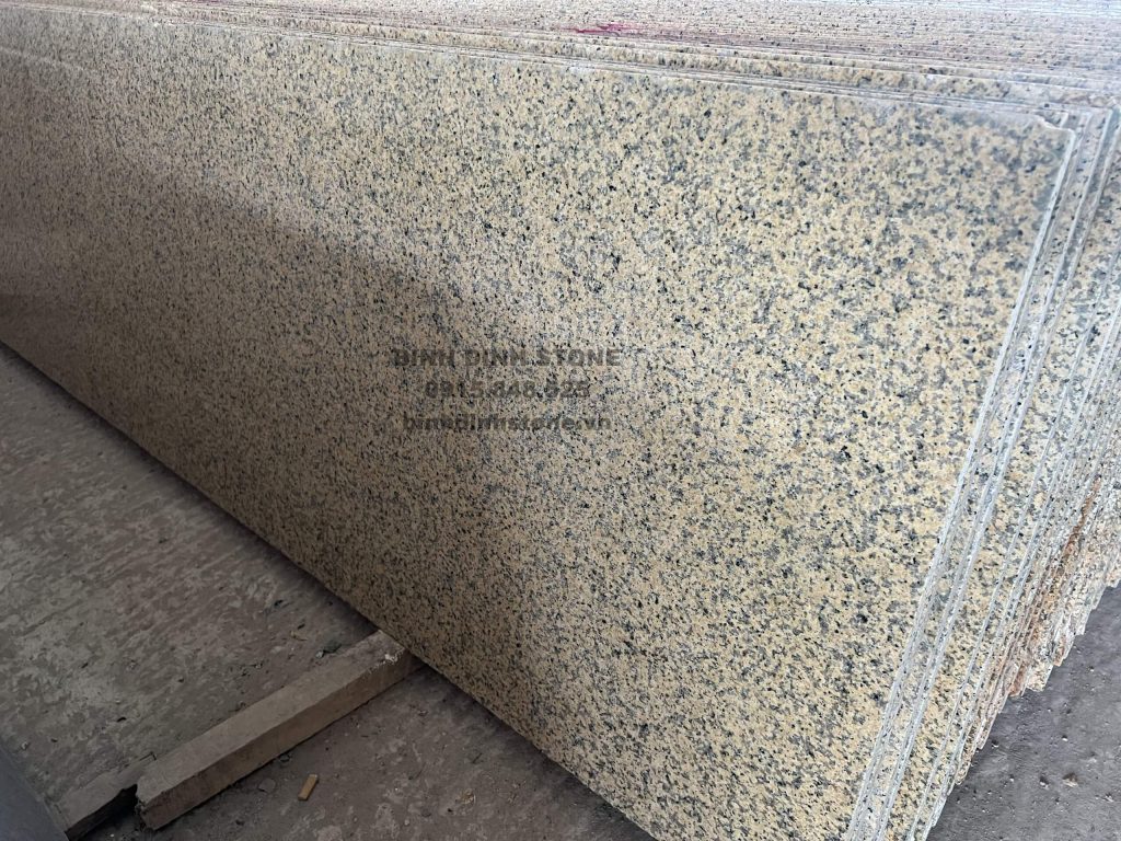 Đá granite vàng Bình Định mặt mài bóng, tiết kiệm chi phí
