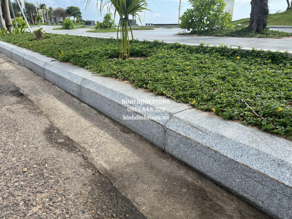 Đá bó vỉa granite lắp viền bồn cây cảnh quan công trình thực tế Bình Định Stone