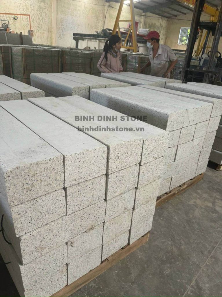 đá bó vỉa vàng Bình Định xếp lô tại xưởng Bình Định Stone
