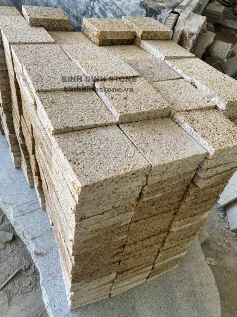 Đá vàng Bình Định lát sân băm nhám